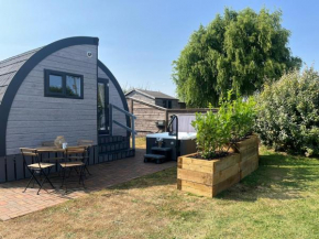 Windmill Glamping Pod with Hot tub - The Hideaway